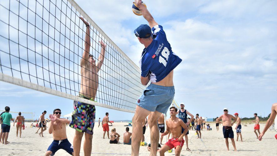 joueur effectuant une attaque puissante et précise