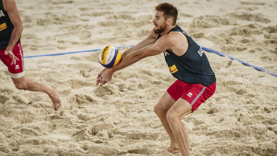 joueur effectuant une passe précise